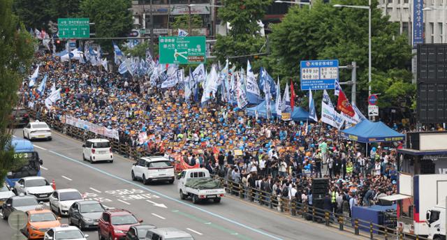 지난 5월 25일 서울역 인근 세종대로에서 야당·시민사회 공동 '해병대원 채 상병 사건 특검법' 거부 규탄 및 통과 촉구 범국민대회가 열리고 있다. 뉴시스