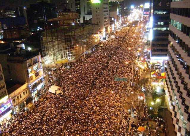 2004년 3월 27일 노무현 대통령 탄핵 반대 촛불시위 전경. 김주성 기자
