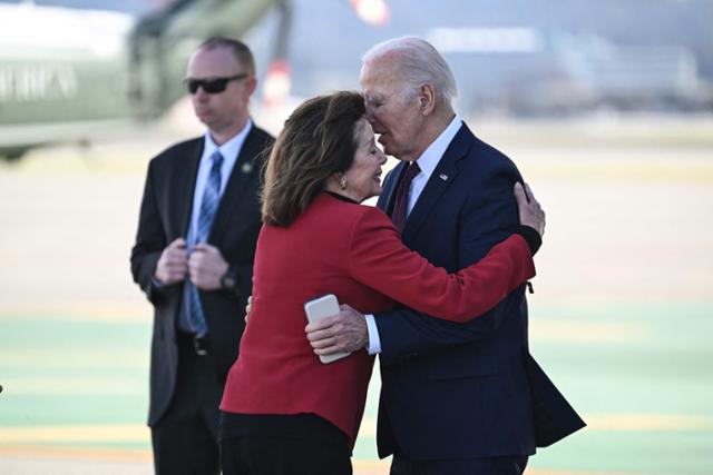 미국 연방 하원의장을 지낸 낸시 펠로시(왼쪽 두 번째) 민주당 의원이 지난 2월 캘리포니아주 샌프란시스코 공항에 도착한 조 바이든 대통령을 반갑게 맞고 있다. 샌프란시스코=AFP 연합뉴스