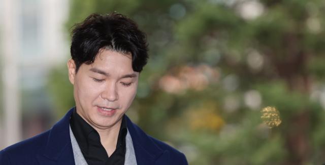방송인 박수홍씨가 지난해 3월 15일 오후 서울서부지법에서 열린 친형의 횡령 혐의 재판에 증인으로 출석하고 있다. 연합뉴스