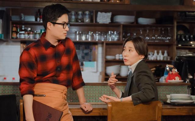 드라마 '졸업' 속 춘일(전석찬·왼쪽)과 소영(황은후)은 혜진(정려원)의 학원 인근에 주점을 운영하는 부부다. 현실에서 실제 부부이기도 하다. tvN 제공