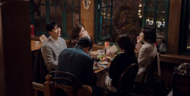 드라마 '졸업'에서 춘일(전석찬·왼쪽 세 번째)과 소영(황은후·오른쪽 두 번째)이 혜진(정려원·왼쪽 두 번째) 학원 강사들과 술을 마시고 있다. tvN 제공