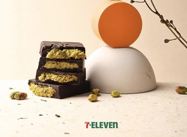 편의점 세븐일레븐이 9일부터 자사 모바일 애플리케이션을 통해 사전 예약 판매하는 '두바이 카다이프 초콜릿' 연출 사진. 세븐일레븐 제공