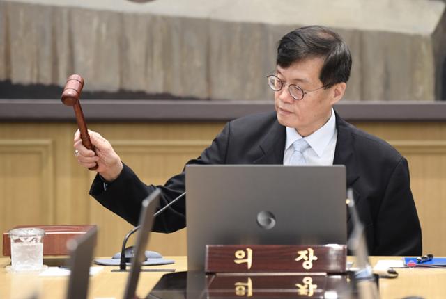 이창용 한국은행 총재가 11일 서울 중구 한국은행에서 열린 금융통화위원회에서 의사봉을 두드리고 있다. 사진공동취재단