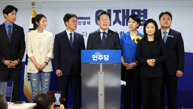 이재명(왼쪽 네 번째) 민주당 전 대표가 10일 서울 여의도 당사에서 열린 8·18 전당대회 당 대표 출마 선언 기자회견에서 최고위원 후보들과 함께 질의응답을 하고 있다. 뉴시스