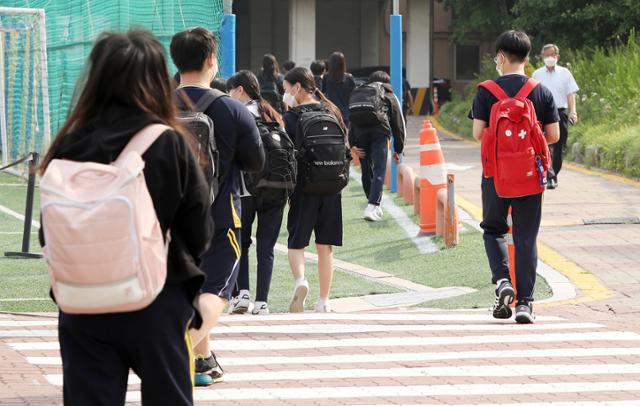 서울의 한 중학교에서 학생들이 등교를 하고 있다. 기사내용과 사진은 관계없음. 연합뉴스