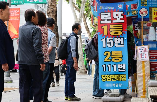 5월 30일 오전 서울 시내의 한 복권방에 복권을 사려는 시민들이 붐비고 있는 모습. 뉴시스