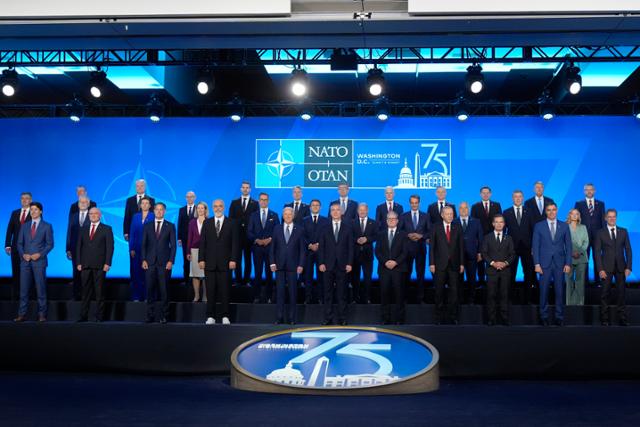 10일 미국 워싱턴에서 열린 북대서양조약기구(NATO·나토) 정상회의에 참석한 회원국 정상들이 기념사진을 찍고 있다.워싱턴=AP 연합뉴스