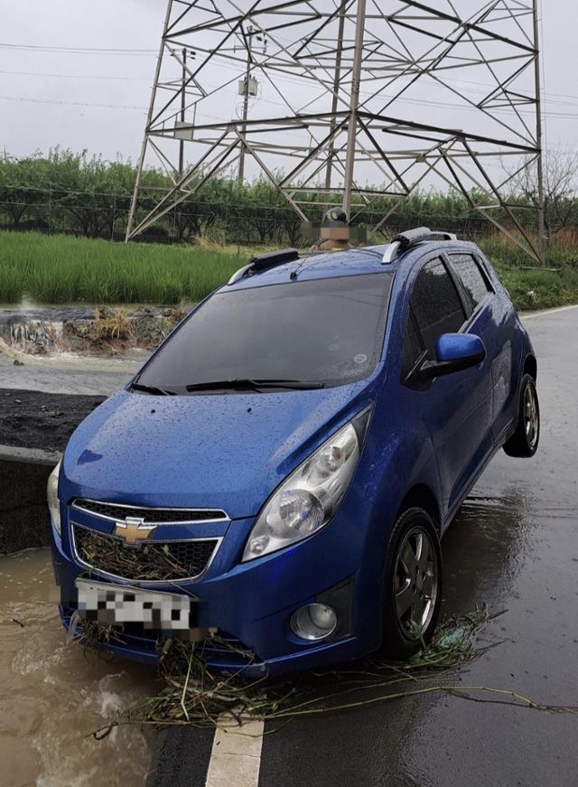 경북 경산에서 지난 9일 폭우에 실종된 40대 여성이 탔던 차량. 경북소방본부 제공