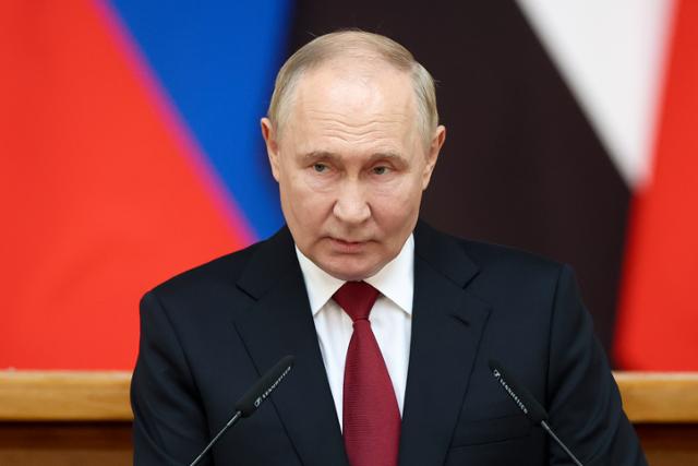 블라디미르 푸틴 러시아 대통령이 11일 상트페테르부르크의 한 행사에서 연설하고 있다. AP 연합뉴스