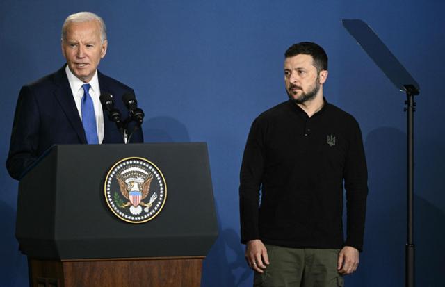 조 바이든(왼쪽) 미국 대통령이 11일 워싱턴에서 열린 북대서양조약기구(NATO·나토) 정상회의의 일환인 우크라이나 지원 협약 행사에서 볼로디미르 젤렌스키 우크라이나 대통령의 발언에 앞서 인사말을 하고 있다. 워싱턴