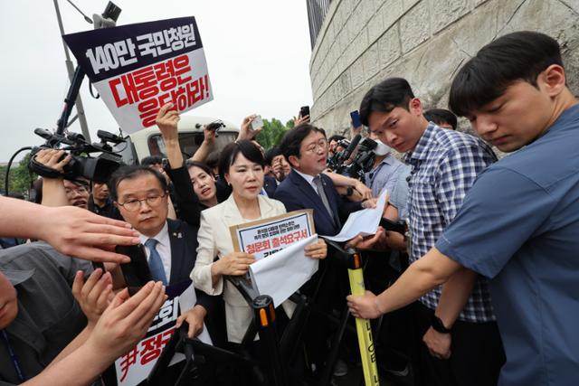 전현희(가운데) 더불어민주당 의원 등 국회 야당 법사위원들이 12일 윤석열 대통령 탄핵 국민청원 청문회 추진과 관련, 대통령실에 증인출석요구서 수령을 촉구하며 서울 용산 대통령실을 항의 방문하던 중 경찰에 가로막혀 