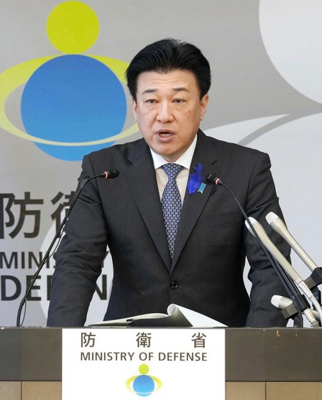 기하라 미노루 일본 방위장관이 12일 도쿄 국방부 청사에서 기자회견을 하고 있다. AP 연합뉴스