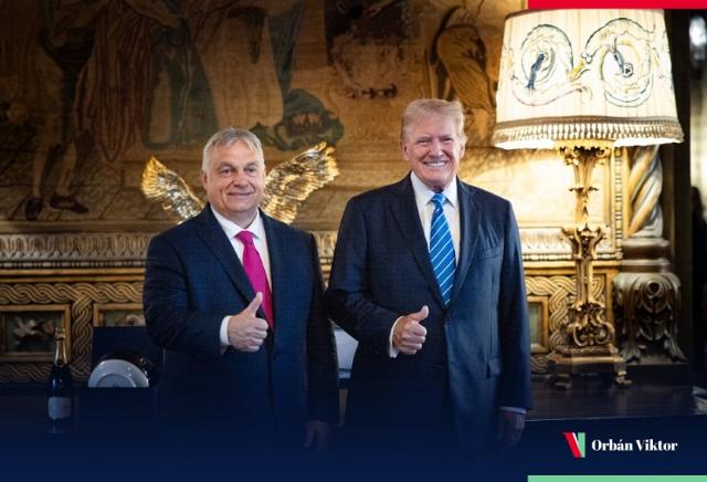 오르반 빅토르(왼쪽) 헝가리 총리와 도널드 트럼프 전 미국 대통령이 11일 미국 플로리다에 있는 트럼프 전 대통령 자택에서 만나 기념촬영을 하고 있다. 오르반 총리 엑스(X) 캡처