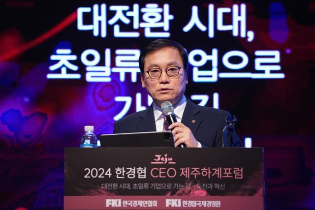 신현우 한화에어로스페이스 사장이 13일 제주 롯데호텔에서 열린 ‘2024 한경협 CEO 제주하계포럼’에 참석해 '우주를 향한 도전, 한국은 어떻게 경쟁할 것인가'를 주제로 발표하고 있다. 한경협 제공