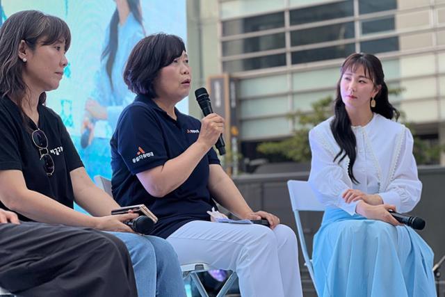 각 공연 사이 진행된 대담에서는 방송인 안혜경(오른쪽 첫 번째)의 사회로 조희경 동물자유연대 대표, 김도희 동물해방물결 해방정치연구소 소장, 김세현 비글구조네트워크 대표가 참석해 개 식용 종식 특별법과 종식 이행을 