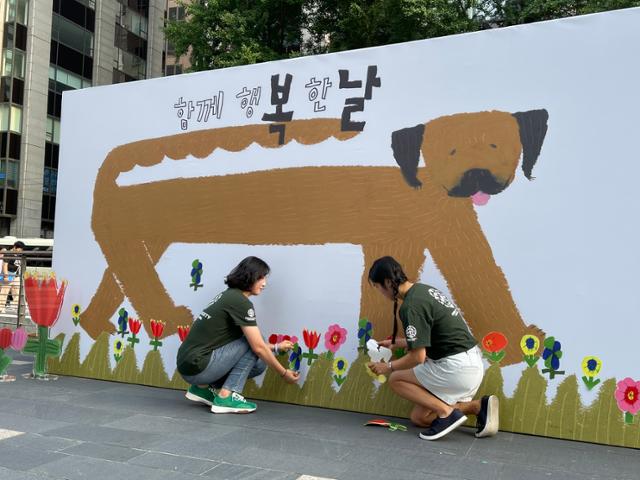 초복을 이틀 앞둔 13일 서울 종로구 청계광장에는 시민단체와 시민 100여 명이 모인 가운데 '2024 초복 문화제'가 개최됐다. 한국 휴메인소사이어티 인터내셔널(HSI) 제공