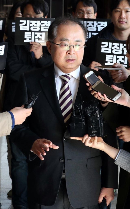 이명박 정부 시절 국가정보원의 공영방송장악에 협조한 혐의를 받고 있는 백종문 MBC 부사장이 2017년 10월 31일 서울 서초구 서울중앙지검에 출석하고 있다. 뉴시스