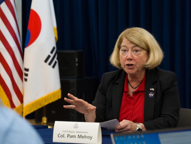 Pam Melroy, Deputy Associate Administrator of NASA, answers questions during a press interview at the U.S. Embassy in Yongsan-gu, Seoul on the 16th. Provided by the U.S. Embassy in South Korea