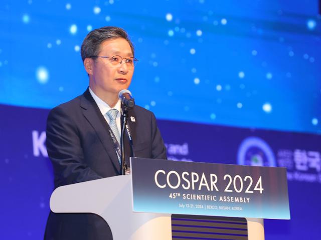 Yoon Young-bin, head of the Korea Aerospace Research Institute, giving a keynote speech at the 45th Committee on Space Research (COSPAR) General Assembly held at BEXCO Auditorium in Busan on the 15th. Yonhap News