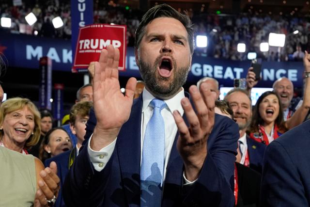 U.S. Senator JD Vance (center), who was named as the Republican vice presidential candidate, attends the Republican National Convention (RNC) held at Pfister Forum in Milwaukee, Wisconsin on the 15th, clapping. Milwaukee=AP Newsis