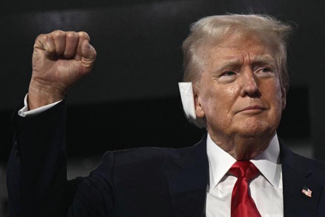 Former U.S. President Donald Trump raises his hand while attending the Republican National Convention (RNC) held at Pfister Forum in Milwaukee, Wisconsin on the 15th while showing his ear with a bandage. Milwaukee=AFP Yonhap News