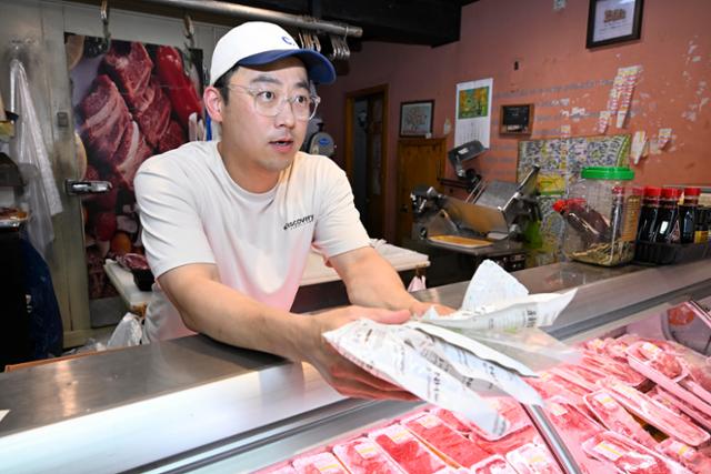 탄소제로샵에 참여 중인 반포동 정육점 '형제푸줏간'의 젊은 사장님이 손님이 모아온 아이스팩을 받고 있습니다. 사장님은 "항상 아이스팩이 모자라서 새로 사게 되는데 주부 고객님들이 모아서 가져다주시면 좋다"면서도 "아