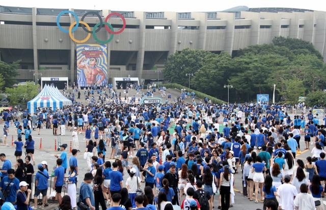 지난해 6월 30일 서울 잠실 주경기장 앞이 싸이 흠뻑쇼 SUMMER SWAG 2023를 보기 위해 모인 팬들로 인산인해를 이루고 있다. 뉴스1