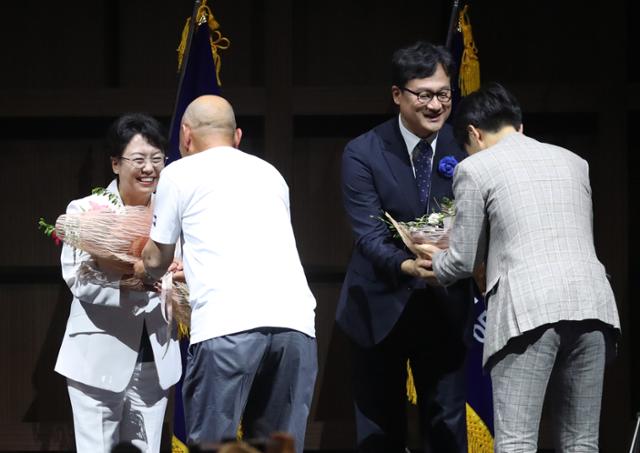 김선민·황명필 조국혁신당 최고위원 당선인이 20일 오후 경기 수원시 영통구 수원컨벤션센터에서 열린 조국혁신당 제1차 전국당원대회에서 지지자들에게 꽃다발을 받고 있다. 수원=뉴스1