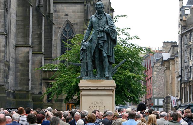 Statue of Adam Smith in Edinburgh, Scotland. Photo by Hankook Ilbo