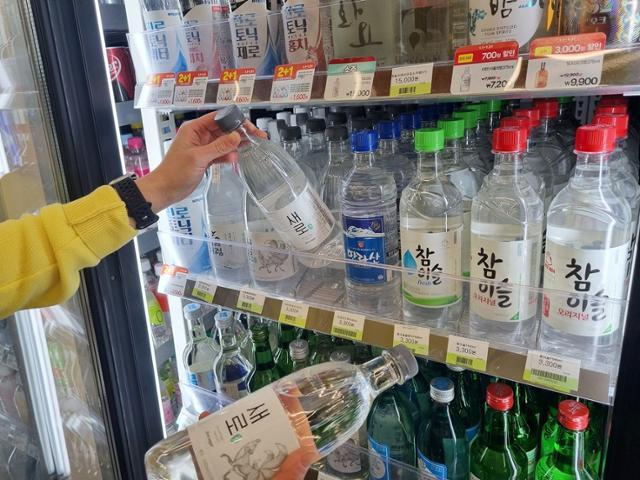 Image of a convenience store displaying soju unrelated to the article content. BGF Retail Provided
