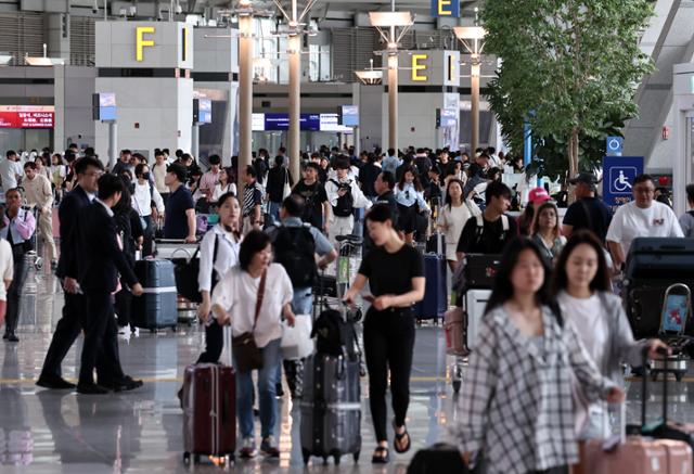 21일 오전 인천국제공항 제1여객터미널 출국장이 이용객으로 북적이고 있다. 뉴스1