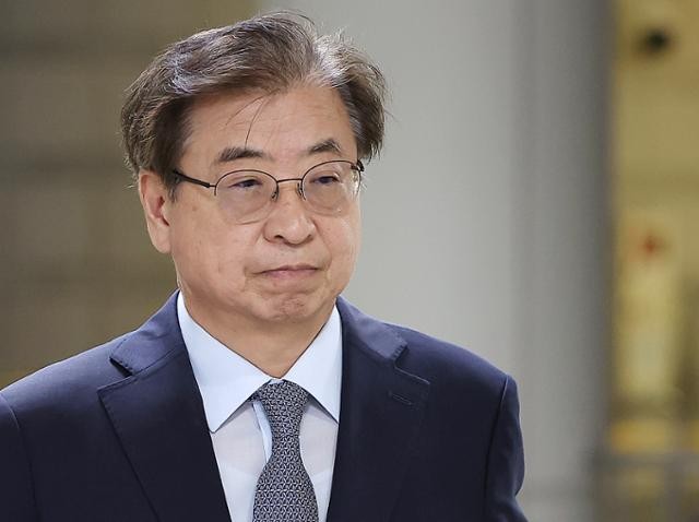 '文캠프 인사 특혜채용 의혹'... 서훈 전 <b>국정원장</b> <b>검찰</b> 소환