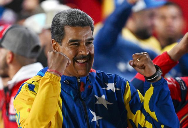 Venezuelan President Nicolas Maduro celebrates his third successful election victory in Caracas on the 29th, raising both fists in joy. Caracas=AFP Yonhap News