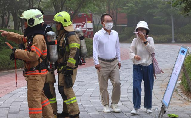 1일 오전 인천 서구 청라 한 아파트 지하주차장 전기차에서 발화한 것으로 추정되는 화재가 발생해 주민들이 대피하고 있다. 연합뉴스