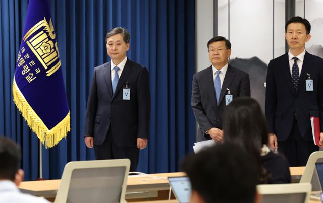 4월 24일 서울 용산 대통령실 청사에서 열린 정무직 인선 발표 브리핑에 참석한 윤영빈(왼쪽) 우주항공청장,존리 우주항공임무본부장,노경원 차장.서재훈 기자