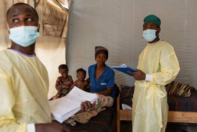 Medical staff in the Democratic Republic of Congo treat a child infected with MPOX (monkeypox) in Goma, North Kivu province, eastern Congo, on the 19th of last month. Goma=Reuters
