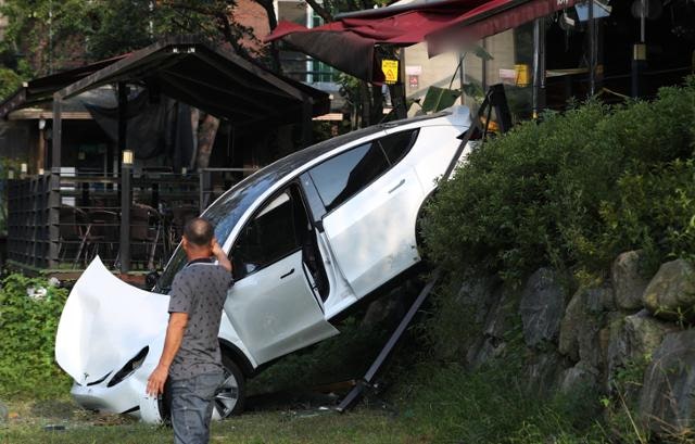 <b>카페 돌진</b> 테슬라 운전자, '원페달 드라이빙' 조작 실수 가능성 제기