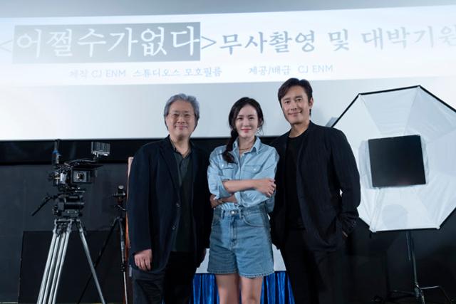 박찬욱(왼쪽부터) 감독과 배우 손예진, 이병헌이 영화 '어쩔수가없다' 촬영 개시를 앞두고 열린 고사에 참석해 포즈를 취하고 있다. '어쩔수가없다'는 CJ ENM이 새로 제작에 들어간 유일한 영화다. CJ ENM 제공