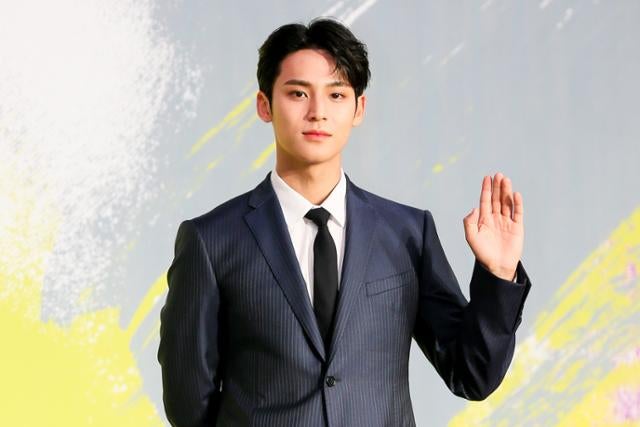록시땅코리아, '<b>세븐틴</b>' <b>민규</b> 사진 외부에 흘린 직원 대기 발령