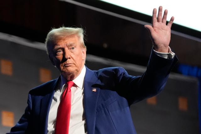 Former U.S. President Donald Trump, the Republican presidential candidate, is waving to the audience after giving a speech at the New York Economic Club on the 5th. New York=AP Yonhap News