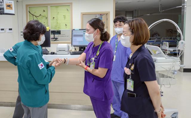 Minister of Patriots and Veterans Affairs Kang Jung-ae is encouraging staff members while inspecting the emergency room of Daejeon Veterans Hospital in Daejeon on the 4th to check the emergency medical response system during the Chuseok holiday. Provided by the Ministry of Patriots and Veterans Affairs