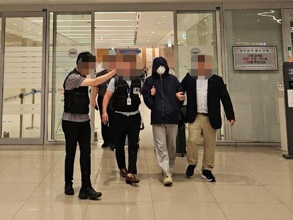 24일 오전 인천공항을 통해 파타야 살인사건의 피의자 A씨(오른쪽 두번째)가 강제 송환됐다. 경찰청 제공
