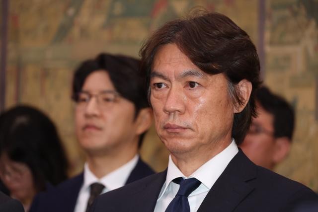 이임생-<b>홍명보</b> '<b>빵집</b> 면접' 논란에...홍명보 단골 빵집에 불똥