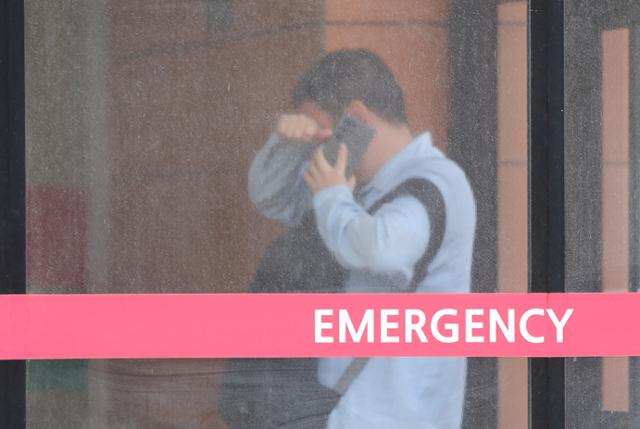 26일 서울 시내 한 대학병원 응급의료센터를 찾은 보호자가 통화를 하고 있다.<BR> 연합뉴스