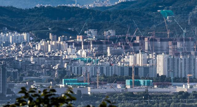 30일 오전 서울 중구 남산에서 공사 중인 서울 시내 아파트 대단지가 보이고 있다. 뉴시스