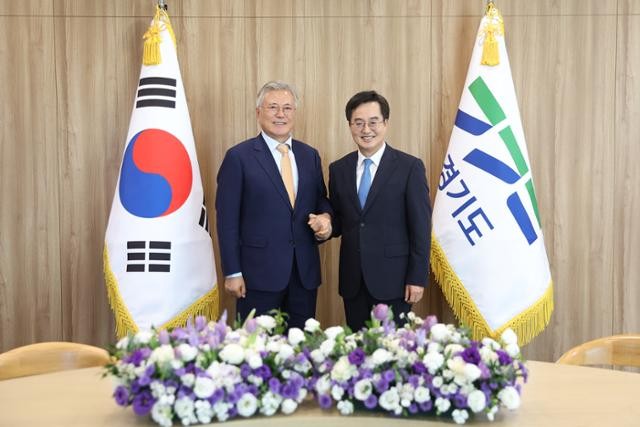 <b>문재인</b> 전 <b>대통령</b>, 경기도청 깜짝 방문해 김동연 지사와 환담