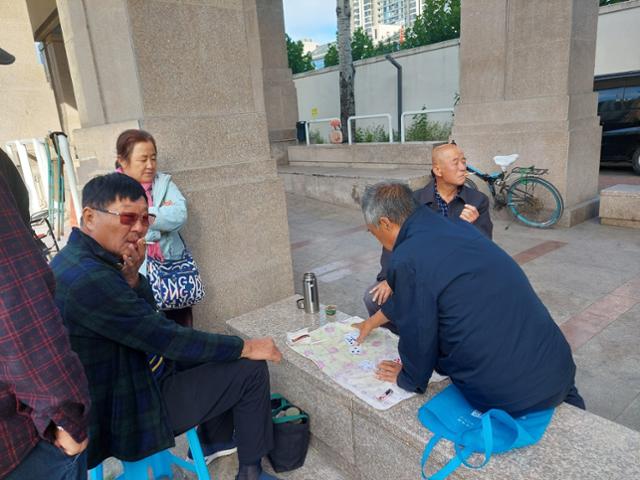 3일 중국 베이징 차오양구의 한 공원에서 노인들이 모여 카드놀이를 하고 있다. 중국에선 이른 아침부터 공원, 광장 등에서 군무를 펼치거나 카드놀이를 하는 등 취미 생활을 즐기는 노인들 모습을 쉽게 볼 수 있다. 베이