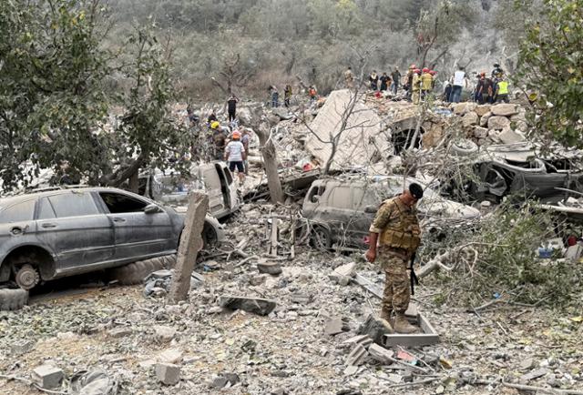 Lebanese soldiers inspecting buildings destroyed by an Israeli airstrike in Juzgharta Ayto village in northern Lebanon on the 14th. Ayto=Reuters