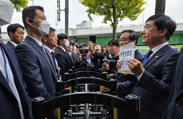 한남동 바리케이트에 가로막힌 '김건희 <b>동행명령장</b>'.... 野 "김건희가 성...